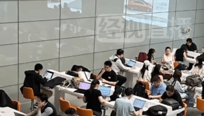 上海虹桥机场回应登机口“班味”浓、充电台座无虚席像自习室：公共充电台可以自由使用