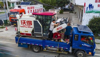 “移动维修站”开进田间地头 光山秋收一线 郭师傅夫妇24小时护航“铁牛”