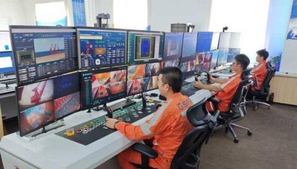 3名司机接卸12.2万吨铁矿石！青岛港干散货码头首次实现门机“一控二”全船自动化作业