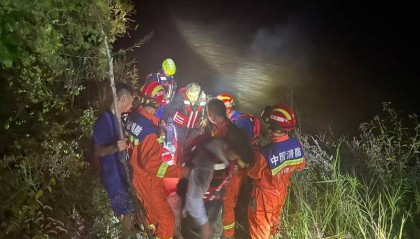 四川冕宁两名电力工人上山作业迷路 消防紧急救援