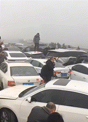 河南一高速发生连环追尾事故，几十辆车撞成一团！原因曝光