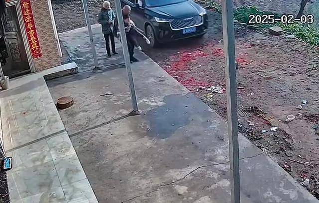 “原来年兽是我自己”,监控记录下中国人过年的聚散:像做了一场热闹的梦