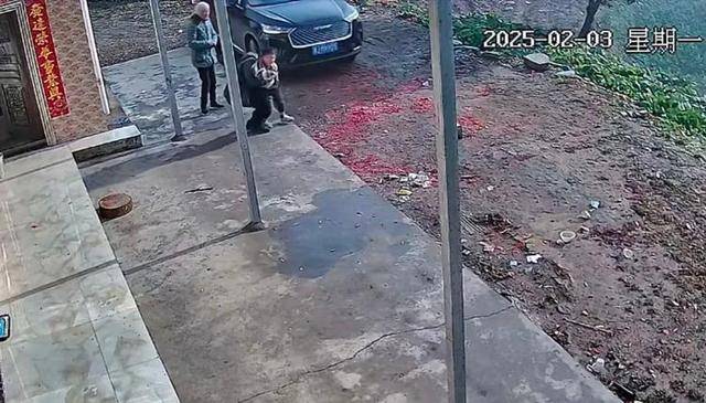 “原来年兽是我自己”,监控记录下中国人过年的聚散:像做了一场热闹的梦