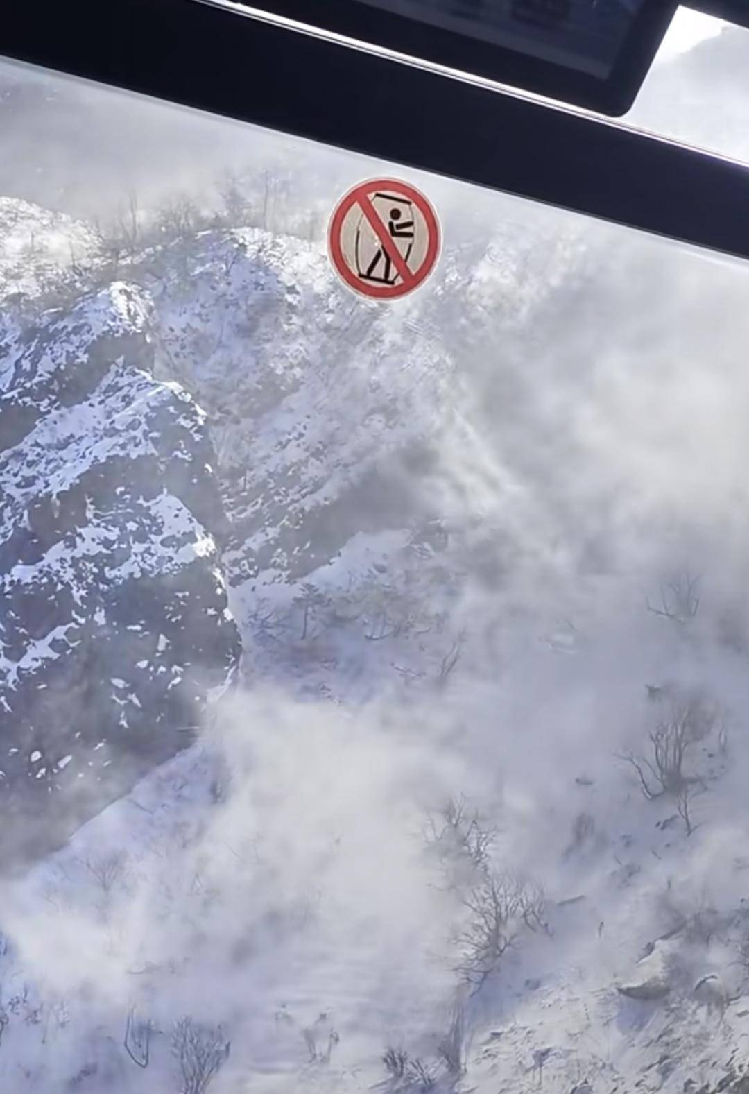 有游客被困玉龙雪山山顶?景区回应:现在是雪山风季 已实行限流