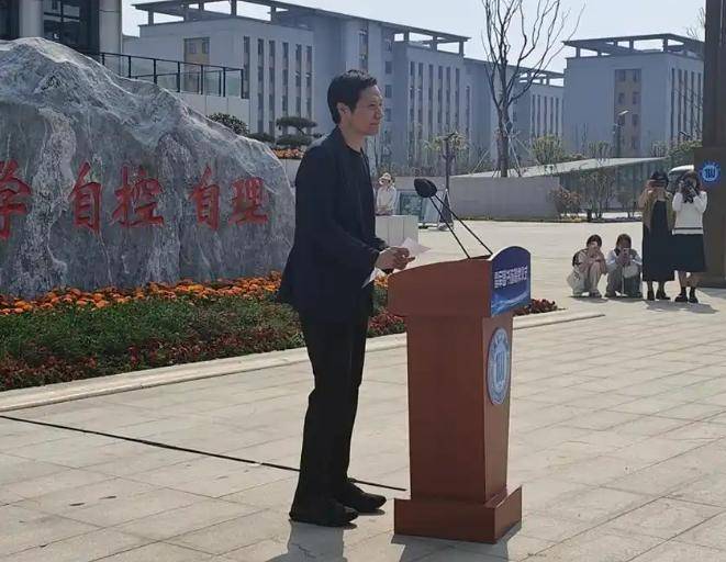 雷军“衣锦还乡”，年内所持小米股票市值暴增千亿