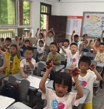 慕了!湖南一学校买1万多公斤荔枝给师生 校方:怕吃上火分三天发