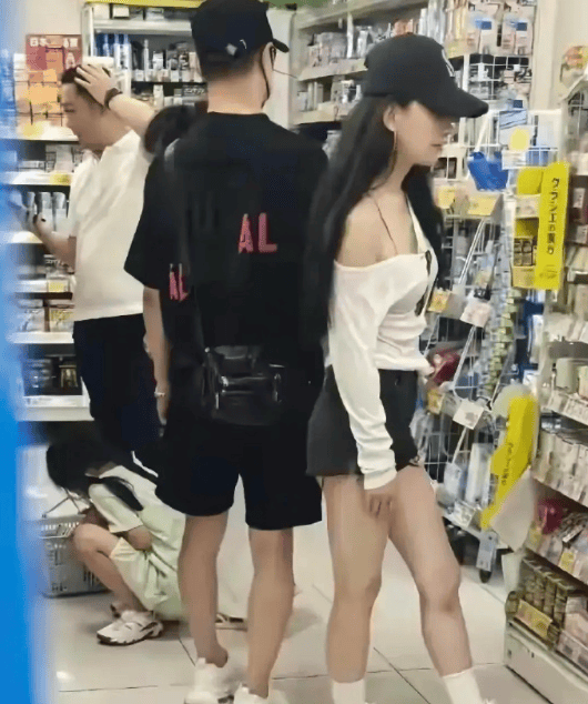 汪峰与森林北两家人同游日本，包括与章子怡所生的一对儿女，氛围相处融洽