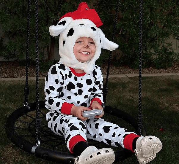 美国女网红的丈夫看篮球赛分神9分钟，3岁儿子泳池溺亡