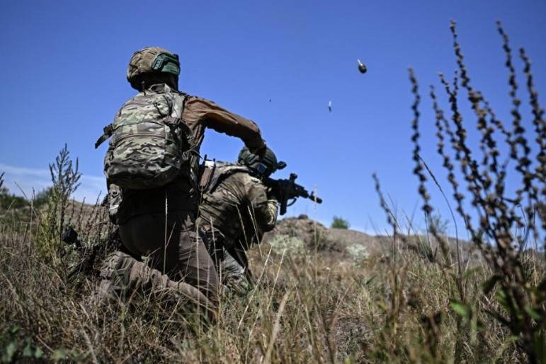 泽连斯基承认防线崩盘，俄军狂飙突进18公里，直插乌军后勤枢纽