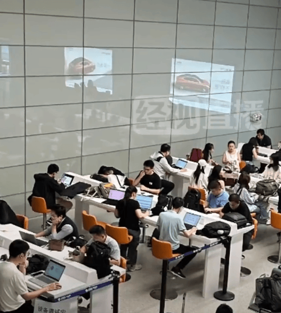 上海虹桥机场回应登机口“班味”浓、充电台座无虚席像自习室：公共充电台可以自由使用