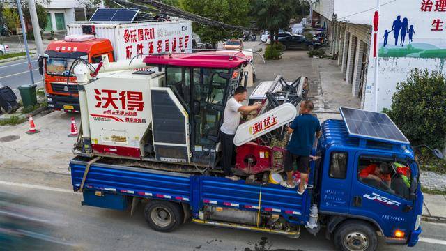 “移动维修站”开进田间地头 光山秋收一线 郭师傅夫妇24小时护航“铁牛”