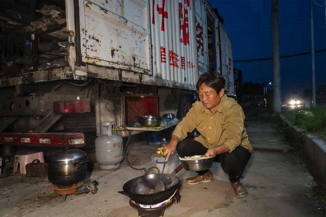 “移动维修站”开进田间地头 光山秋收一线 郭师傅夫妇24小时护航“铁牛”