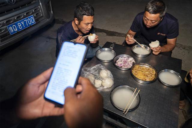 “移动维修站”开进田间地头 光山秋收一线 郭师傅夫妇24小时护航“铁牛”