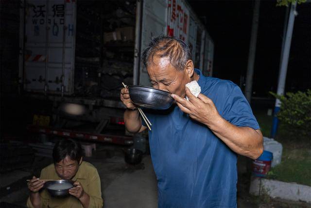 “移动维修站”开进田间地头 光山秋收一线 郭师傅夫妇24小时护航“铁牛”