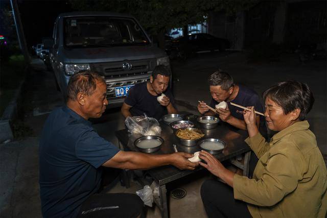 “移动维修站”开进田间地头 光山秋收一线 郭师傅夫妇24小时护航“铁牛”