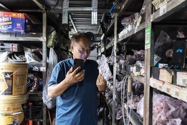 “移动维修站”开进田间地头 光山秋收一线 郭师傅夫妇24小时护航“铁牛”