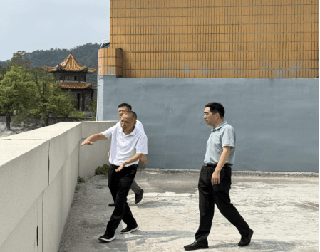 咸宁市财政局党组书记、局长,市国资委党委书记毛湘宁带队到崇调研水资源资产证券化试点工作