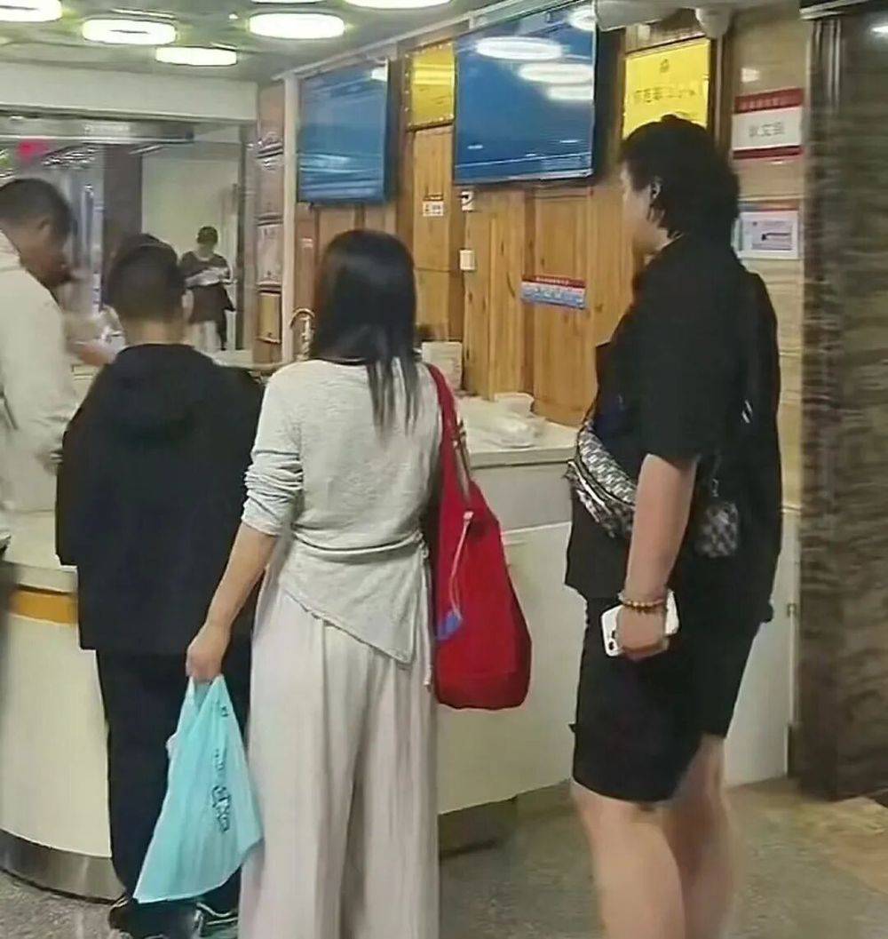 一场雷暴，400多人挤爆医院急诊科！雷雨天后要关窗