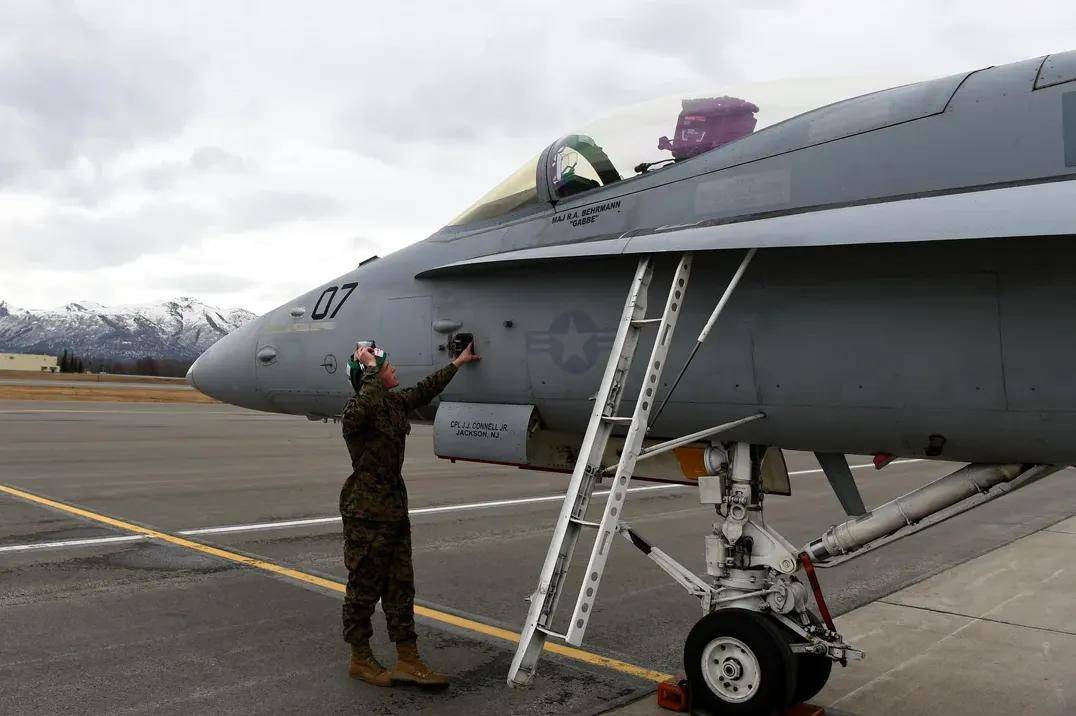 央视曝光!歼-35A改用内置登机梯,和F-35的一模一样?