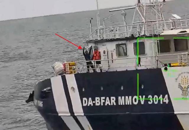 黄岩岛交锋，中方这次没客气：菲船员耳朵被崩伤，高举白旗求饶