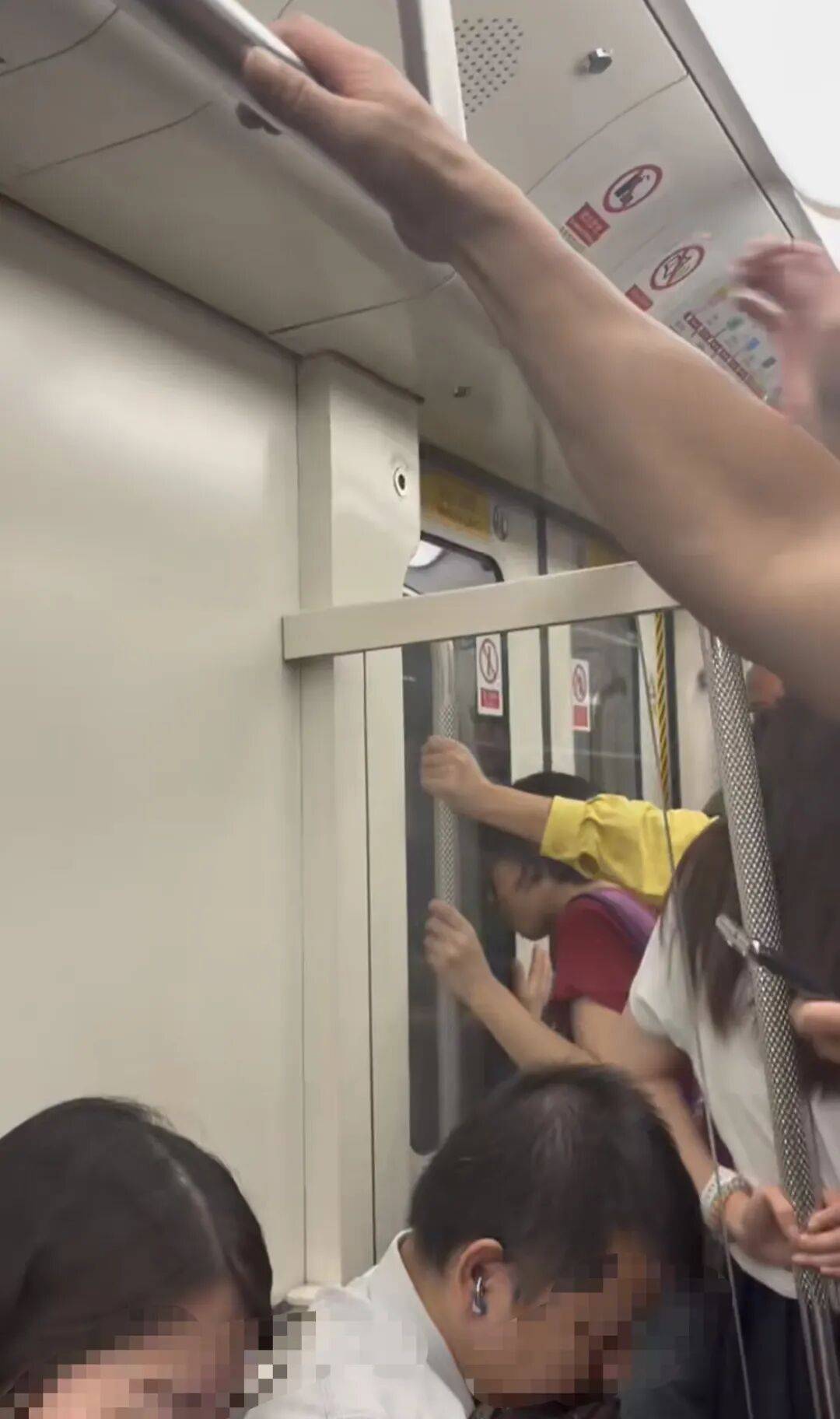 挤爆!深圳一地铁线晚高峰又出故障,网友:快一小时三个站没走完