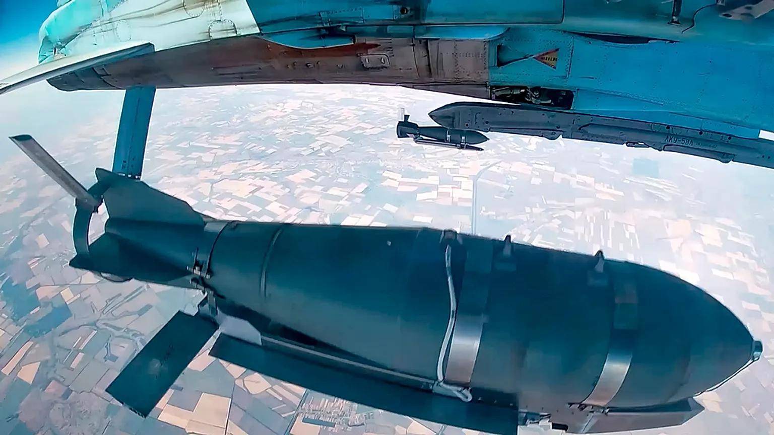 俄军终于开炸铁路枢纽，炸嗨了，多轮炸弹雨砸下，乌克兰扛不住了