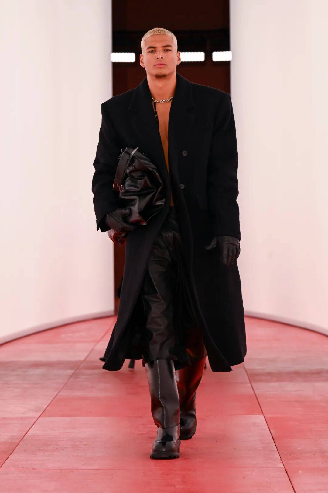 阔别七年重返T台的H&M,终于暴露野心了