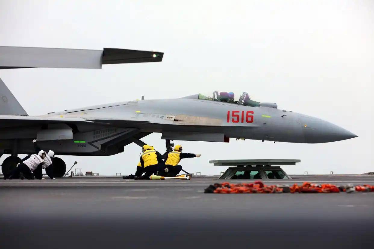 现场高清大图!一起感受舰载机弹射起飞“首秀”震撼瞬间