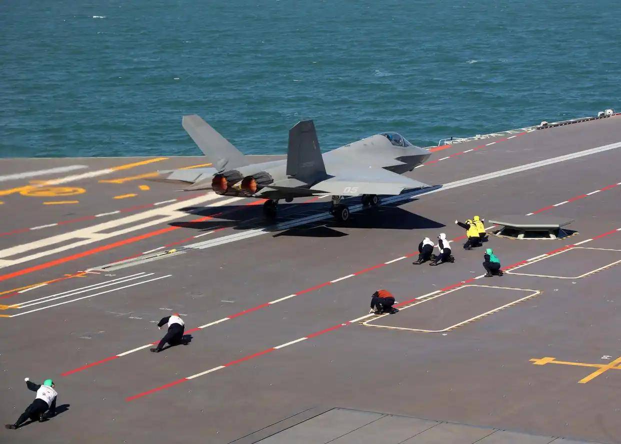 现场高清大图!一起感受舰载机弹射起飞“首秀”震撼瞬间