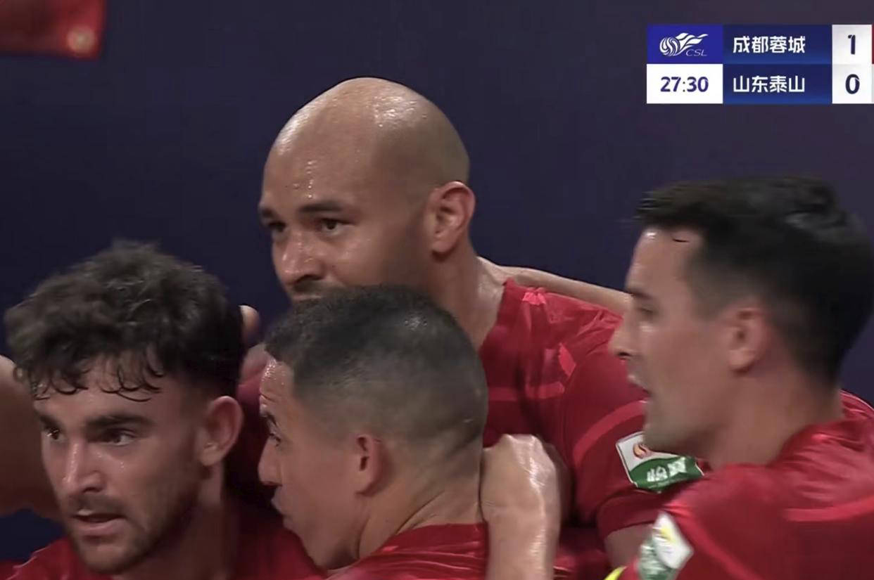 蓉城2-1泰山，洛佩斯防守漏洞被费利佩利用