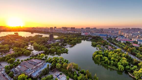 政经谭 | 国务院通过“人工智能+”行动意见；香港《稳定币条例草案》生效