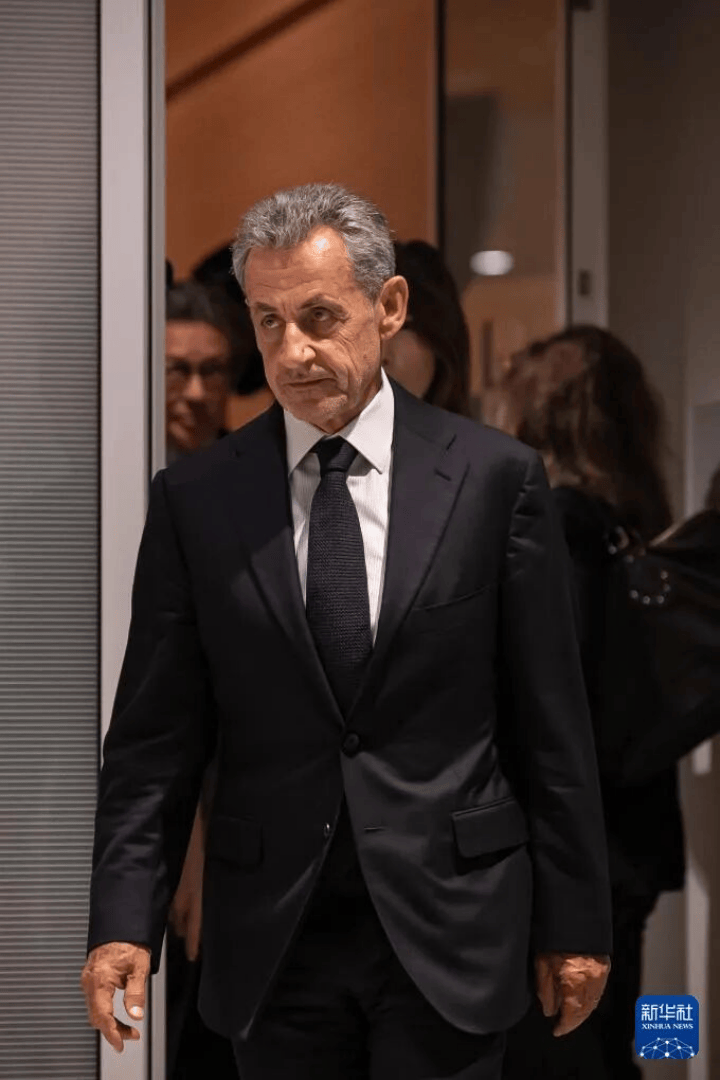 70岁法国前总统萨科齐的“坐牢style”：入狱前密会马克龙，入狱后开始写书