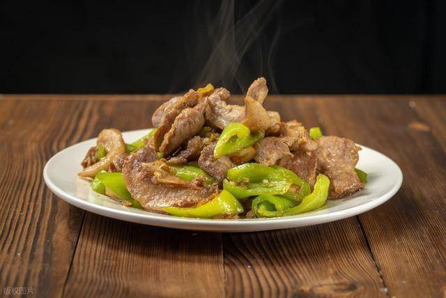 为什么炒肉时候会粘锅?掌握这4个技巧,炒出来的肉鲜香又滑嫩