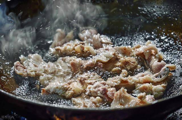 为什么炒肉时候会粘锅?掌握这4个技巧,炒出来的肉鲜香又滑嫩