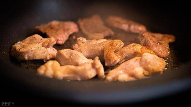 为什么炒肉时候会粘锅?掌握这4个技巧,炒出来的肉鲜香又滑嫩