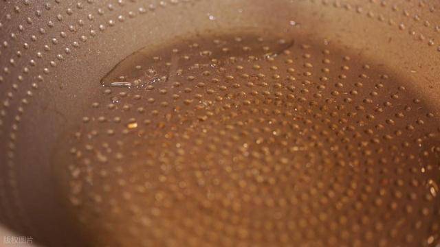 为什么炒肉时候会粘锅?掌握这4个技巧,炒出来的肉鲜香又滑嫩