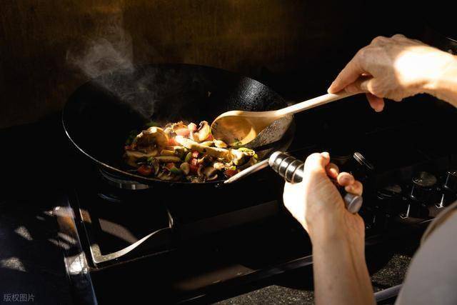 为什么炒肉时候会粘锅?掌握这4个技巧,炒出来的肉鲜香又滑嫩