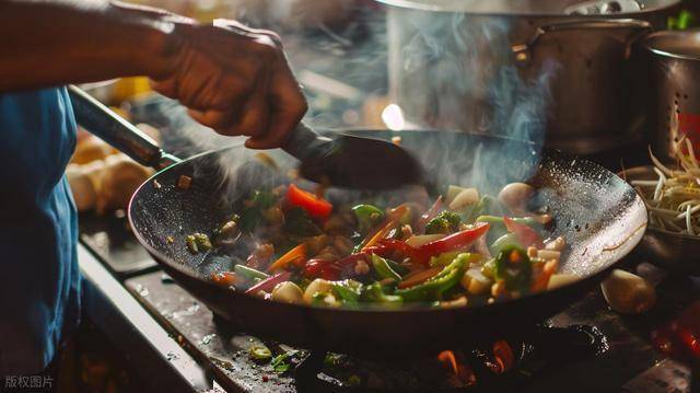 为什么炒肉时候会粘锅?掌握这4个技巧,炒出来的肉鲜香又滑嫩