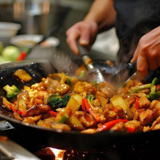 为什么炒肉时候会粘锅?掌握这4个技巧,炒出来的肉鲜香又滑嫩